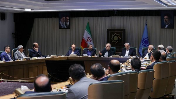تأکید دکتر پزشکیان بر هماهنگی کامل برای حفظ ثبات اقتصادی کشور/ انسجام و هم‌افزایی نهادهای کلیدی اقتصادی ضرورت دارد
