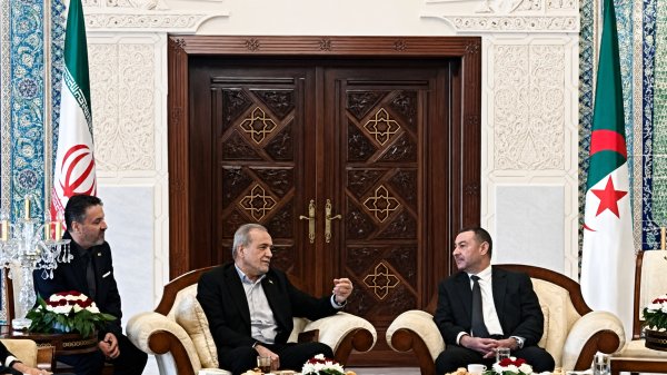 استقبال وزیر کشور الجزایر از رئیس جمهور در فرودگاه الجزیره