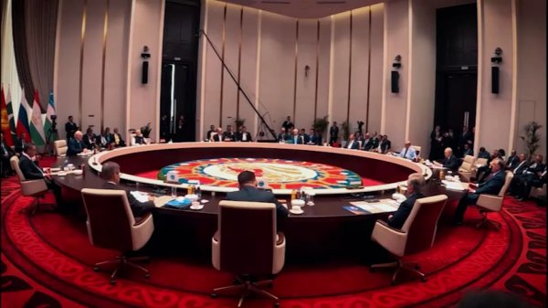 افق مشترک در دامنه تیان شان 