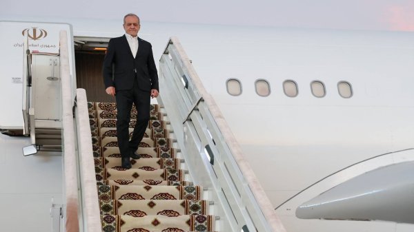 دکتر پزشکیان وارد شهر ترکمن باشی شد
