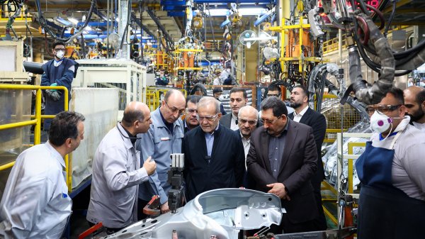 بازدید از خط تولید صنعت خودروسازی 