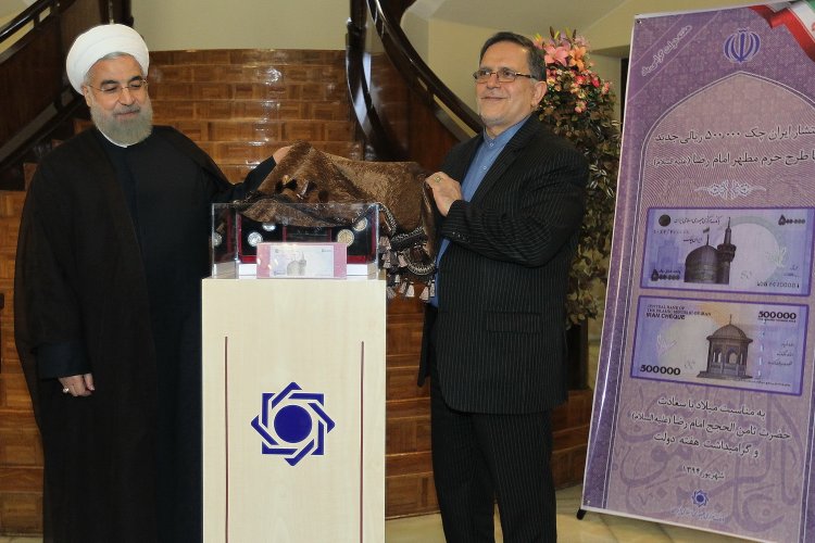 رونمایی از سکه طلا و ایران چک جدید با طرح حرم امام رضا(ع)