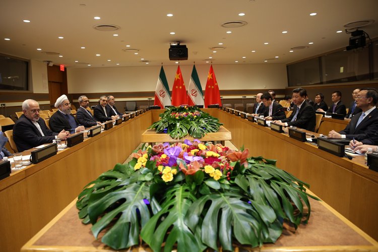 هیچ قدرتی نمی‌تواند در مناسبات خوب تهران - پکن تأثیرگذار باشد / آماده مشارکت در طرح مهم چین برای جاده ابریشم هستیم/ تاکید روسای جمهور دو کشور بر تنظیم اسناد همکاری های همه جانبه راهبردی/ رییس جمهوری چین: جمهوری اسلامی ایران شریک راهبردی چین است/ در سال آینده میلادی به تهران سفر می کنم