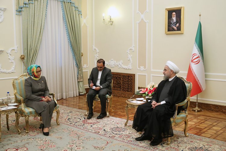 ظرفیت ها و توانمندیهای تهران - جاکارتا باید برای توسعه مناسبات اقتصادی فعال شوند/ همکاری ایران و اندونزی برای حل مشکلات جهان اسلام موثر است