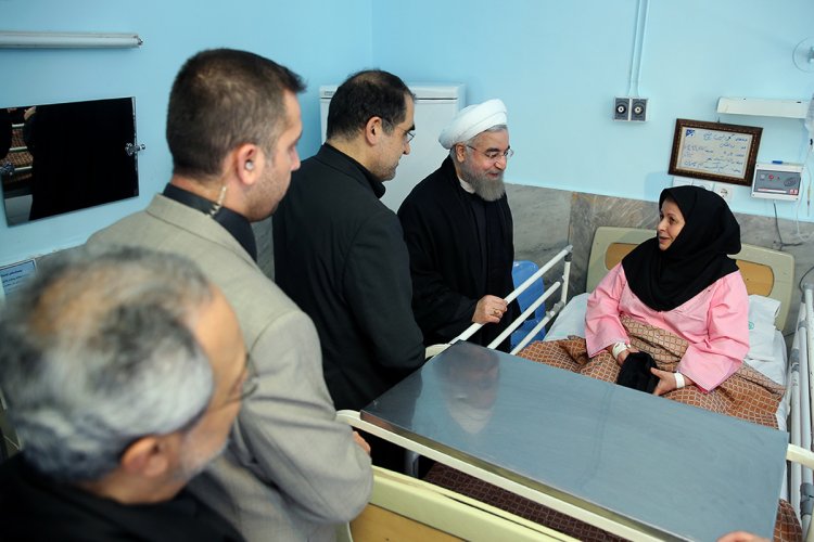 دکتر روحانی  از بیمارستان شهید دکتر فیاض بخش بازدید کرد/ عزاداری رییس جمهوری در جمع مردم محله خلیج فارس تهران