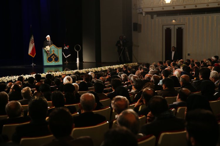 کتاب باید حرف و اندیشه نوین ارائه کند/ فضای بازتر و نقادی آزادانه؛ موجب تبلور اندیشه هاست/ لازمه نقد، مدارا و عدم حذف یکدیگر است/ شعار انقلاب ما، آزادی نقد و نظر بوده است/ حتی اگر شرایط ایده آل کسی نباشد؛ همه باید پای صندوق های رای بروند/ نباید گذاشت که مخالف به معاند تبدیل شود/ اصحاب اندیشه ، مردم را برای مشارکت در انتخابات تشویق کنند