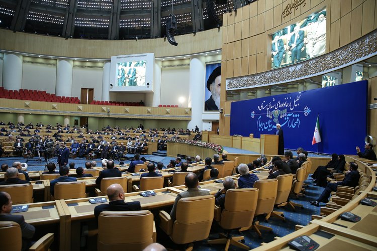 برجام متعلق به حزب و جناح نیست و امروز روز تقدیر از همه است/ رهبر معظم انقلاب اسلامی اساس وحدت و یکپارچگی ملت هستند دروغ به ملت نگویید؛ به جای واردات، بر انتقال سرمایه گذاری و فناوری تمرکز کرده‌ایم 