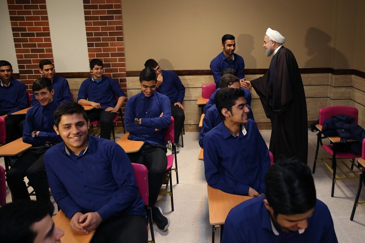 جوانان آینده‌سازان و امیدهای کشور هستند/  با دانش آموزان در نحوه اداره مدارس، ارایه مواد درسی و ارتقاء کیفیت آموزش مشورت شود