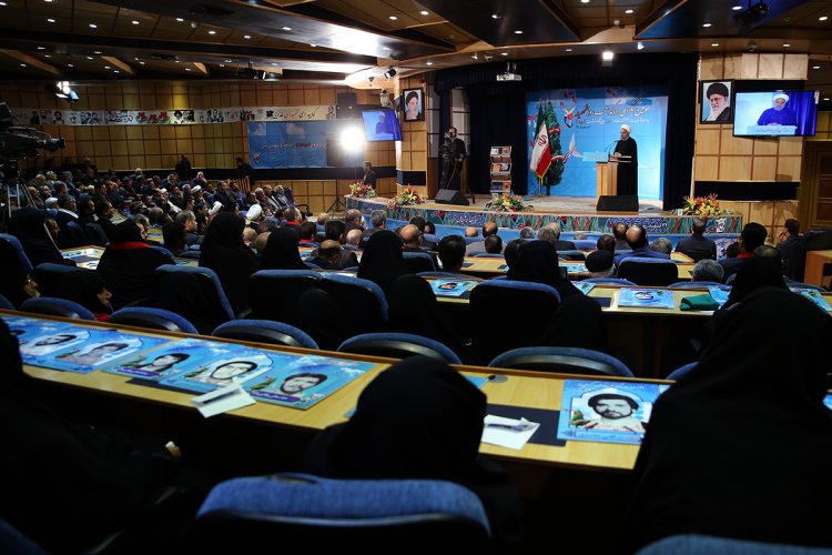 همه مردم ایران وام دار خانواده معظم شهدا هستند/ شهدا به همه ایرانیان آموختند که ایران اسلامی باید پرافتخار در منطقه و جهان باشد/  حرمین اهل بیت (ع) خط قرمز ما است/ اهدای تابلو فرش وصیت‌نامه شهید کرمعلی به رییس جمهوری