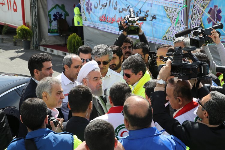 بازدید سرزده دکتر روحانی از ایستگاه سلامت اورژانس در بزرگراه تهران- کرج/قدردانی رییس جمهوری از همه خادمان سفرهای نوروزی 