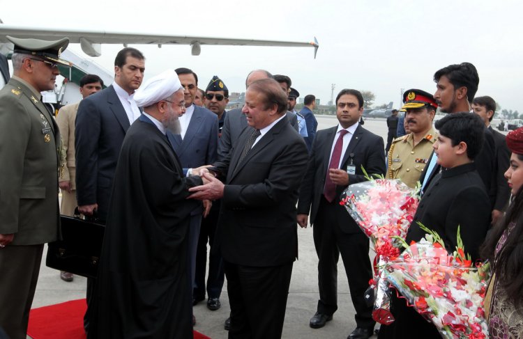 رییس جمهوری وارد پاکستان شد/ شلیک ٢١ گلوله توپ در پای پلکان هواپیما به افتخار دکتر روحانی /تهران و اسلام آباد سند راهبردی همکاری تجاری ۵ ساله امضا می کنند