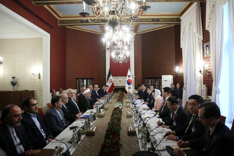 باید برای تحقق روابط راهبردی تهران – سئول تلاش کنیم/ کمک به صلح و ثبات جهانی وظیفه سیاسی و انسانی همه کشورها است/ هدف گذاری میان مدت ۳۰ میلیارد دلاری در روابط اقتصادی ایران و کره جنوبی/ حمایت از اعلام سال ۲۰۱۷ به عنوان سال فرهنگی ایران و کره جنوبی