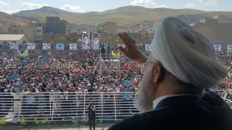 رییس جمهوری وارد شهرستان مهاباد شد/ استقبال صمیمانه مردم مهاباد از دکتر روحانی