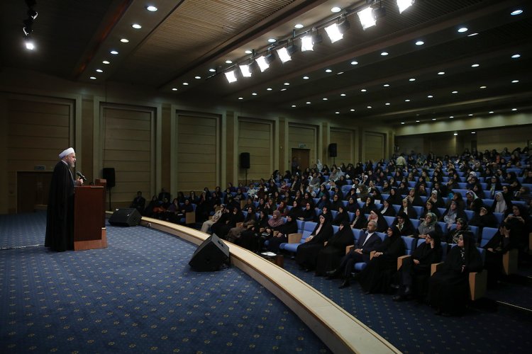 دولت یازدهم برای تحقق حقوق زنان، با همه توان فعال است/ رسالت بزرگ زنان جامعه ایران، ارائه الگو از زن مسلمان فعال اجتماعی در سطح جهان است/ زنان، راهگشای توسعه بیش از پیش جامعه هستند