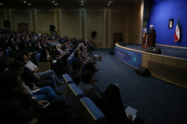 نسل جوان تحصیلکرده بزرگترین سرمایه کشور است/ بازگشت معکوس نخبگان نشان می دهد امید بار دیگر در کشور شکوفه زده است/ نباید بهراسید و عقب نشینی کنید، مطمئن باشید در نهایت پیروزیم/ مقررات نوین تحولات بانکی امضا و ابلاغ شد