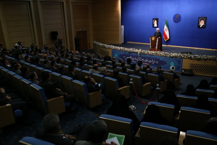 حل مطالبات مردم با هماهنگی قوای سه گانه و بویژه مجلس و دولت امکان پذیر است/ اهتمام و تلاش اصلی دولت حل و فصل معضلات اقتصادی است/ مشکل حقوق‌های نامتعارف، مربوط به قوه و دستگاه خاصی نیست/ دستگاه‌های نظارتی دقت لازم نداشتند؛ اصلاح حقوق ها را تا آخر ادامه می دهیم/ طرح ساماندهی نظام بانکی رو نمایی می شود