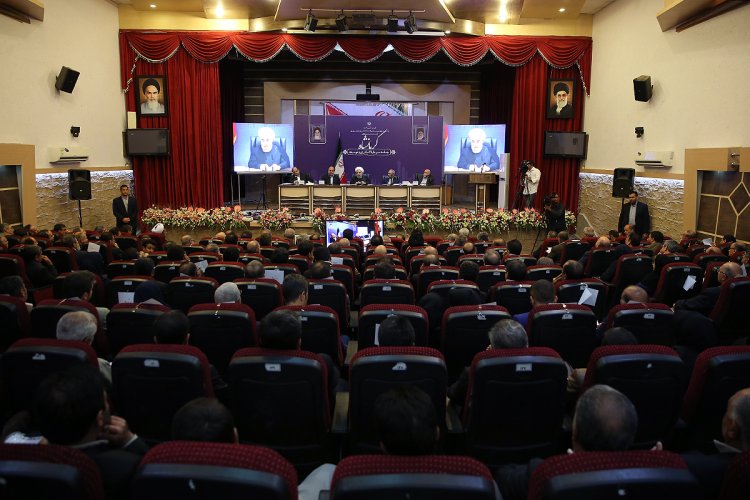 شرایط مهیاست؛ بخش خصوصی فعال شود/ قاچاق، فساد اقتصادی است و باید جلوی آن گرفته شود/ مناطق آزاد باید سکویی برای صادرات باشد؛ نه واردات کالاهای بی کیفیت/ تا سال ۹۷ مجموعا ۷ هزار میلیارد تومان برای بهره وری آب استان کرمانشاه هزینه می شود