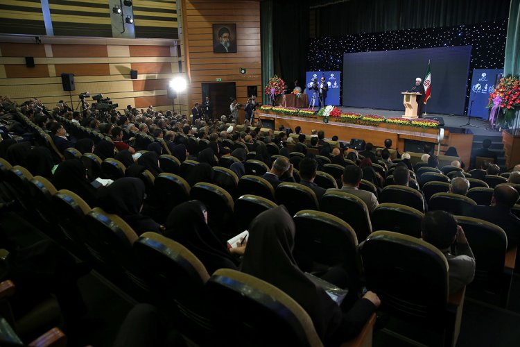 طرح تحول سلامت با قوت ادامه می یابد/ هر کسی که تریبونی در اختیار گرفت نمی‌تواند قانون‌گذاری کند/ قدرناشناسی نسبت به بزرگان و خادمان ملت برای کشور مشکل‌ساز است / هیچ وزیری نباید در برابر فشار کوتاه آمده و عقب‌نشینی کند