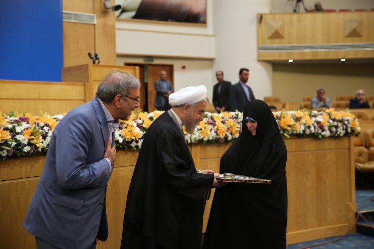 رییس‌ جمهوری از خانواده‌های شهدای دولت و وزرای دفاع مقدس تجلیل کرد