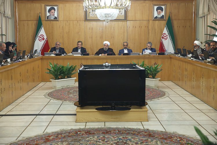 اجرای دقیق رهنمودهای رهبر معظم انقلاب باید مورد اهتمام تمام بخشهای دولت باشد/ قدردانی هیات دولت از هدایت ها و حمایت های رهبر معظم انقلاب/ تاکید بر ادامه مبارزه جدی با قاچاق کالا در مسیر عملیاتی شدن اقتصاد مقاومتی/ قدردانی از انعکاس برنامه های هفته دولت در صدا و سیما