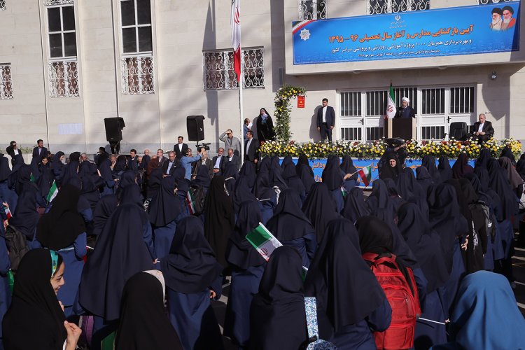 معلمان امید را به دانش آموزان و نشاط را به مدارس کشور بازگردانند/ خشونت، افراط و تفریط، تخریب‌کننده ‏زندگی امروز و فردای ما است /مدرسه نباید محیط اوهام، خرافات و خشونت باشد/ محیط کلاس، محیط سوال باشد و هرگز از سوال نهراسیم/ دولت همه تلاش خود را برای رفاه معلمان بکار می گیرد