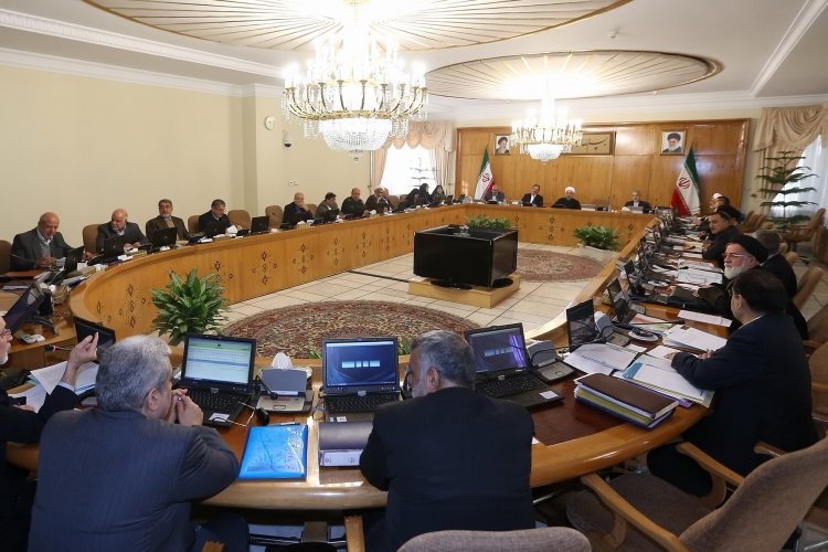 اختصاص دو هزار میلیارد ریال تسهیلات به کشاورزان خسارت دیده مازندران / مجوز اخذ وام از روسیه صادر شد/با تصویب موادی از لایحه بانک مرکزی، واحد پول ایران، تومان و برابر با 10 ریال تعیین شد 