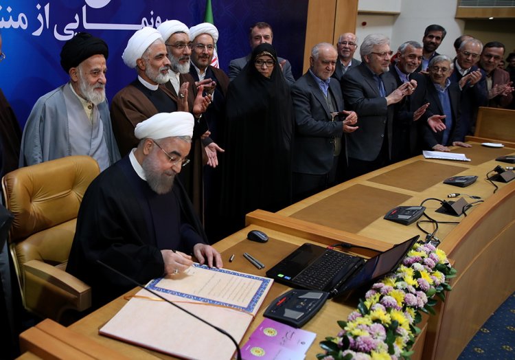 «منشور حقوق شهروندی» به‌مثابه برنامه و خط‌مشی دولت برای رعایت و پیشبرد حقوق اساسی ملت ایران است/ دوام مشروعیت و قدرت حکومت در پناه رضایت شهروندان و ایفای حقوق آنان به دست می‌آید/درخواست از مراجع عظام، استادان حوزه و دانشگاه ، همه متخصصان و مردم برای ارائه نظرات و تذکرات خود و تقویت و گسترش گفتمان حقوق شهروندی 
