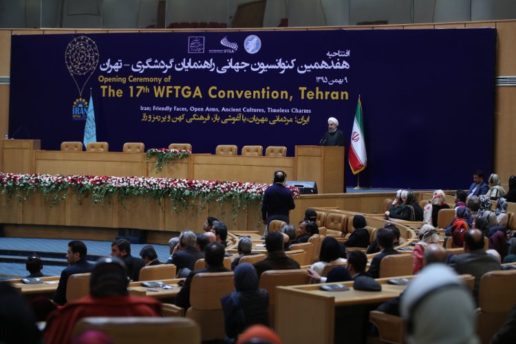 گفتگو کوتاهترین و کم هزینه ترین راه برای حل اختلاف میان دولتها است/ ایران به جهانیان نشان داد که کشور صلح و دوستی است/ دیگر نمی توان بین ملتها دیوار کشید؛ امروز روز همسایگی در جهان است/ گردشگری به امنیت، فرهنگ و انسجام و تعامل ملتها می انجامد/ پیوند ملتها از اهداف بلند ایران اسلامی است/ قربانی سلاح کشتار جمعی بودیم اما سراغ آن نرفته و نخواهیم رفت
