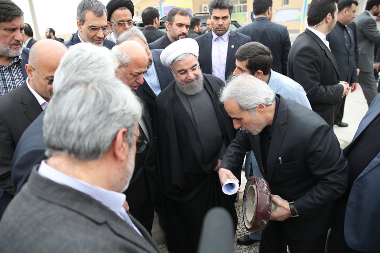 دکتر روحانی از خطوط انتقال برق و پست ٢٣٠ کیلو ولت  مهدیس اهواز بازدید کرد