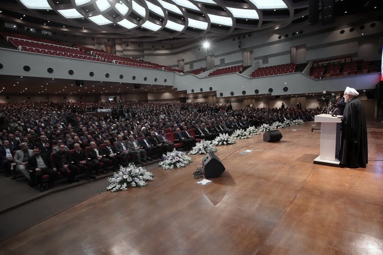 انتخابات، بزرگترین قدرت در برابر دشمنان این نظام است/ ایجاد نزاع، اختلاف و انشقاق  بین قومیت ها، زبان ها و ادیان، بزرگترین گناه است/ رشد اقتصادی کشور بالای 6 درصد است/ برجام یک افتخار ملی است/ تاکید بر برگزاری انتخاباتی رقابتی، باشکوه و خیره کننده برای دشمنان و امیدوارکننده برای دوستان 