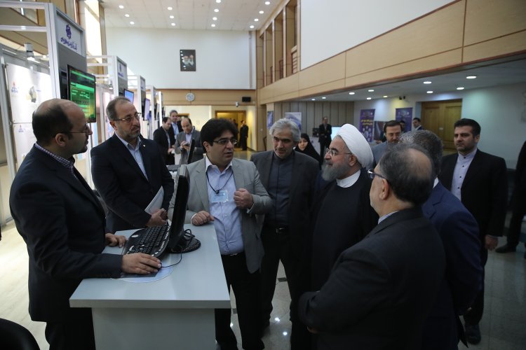 بازدید رییس جمهوری از نمایشگاه سامانه های جدید خدماتی و نظارتی سیستم بانکی