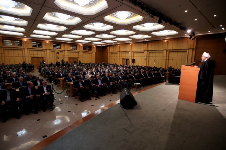 بانکها باید سرچشمه رونق اقتصاد باشند/ دولت پشتیبان انضباط پولی در بانک مرکزی است/ سیاست های اقتصاد مقاومتی مورد تاکید رهبر معظم انقلاب، راه دولت در اقتصاد بوده و هست/ تلاشهای بانک مرکزی در کاهش تورم و حمایت از بنگاههای اقتصادی قابل تقدیر است