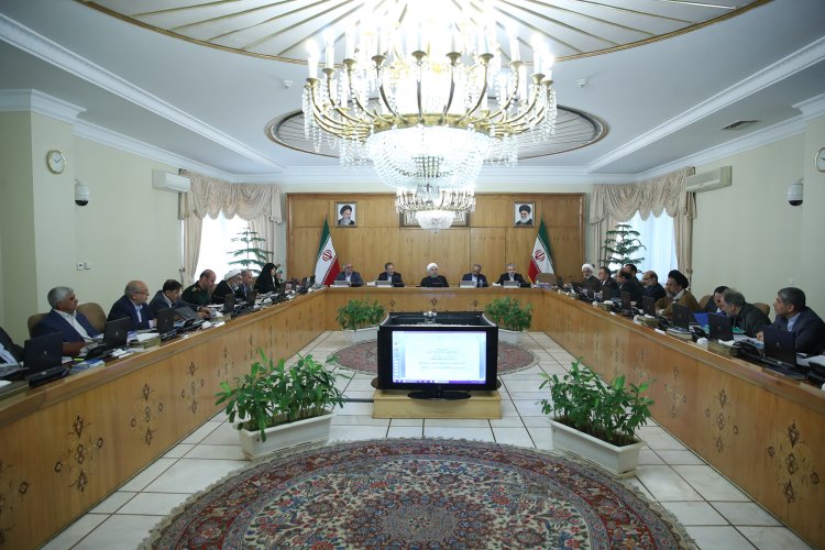 سیاست‌های اقتصاد مقاومتی تا رسیدن به همه اهداف تداوم می یابد/ تاکید بر اهتمام ویژه دولت بر حضور بیشتر زنان در عرصه‌های مدیریتی کشور / تقدیر از نیروهای امنیتی، نظامی و انتظامی برای حراست از امنیت و آرامش