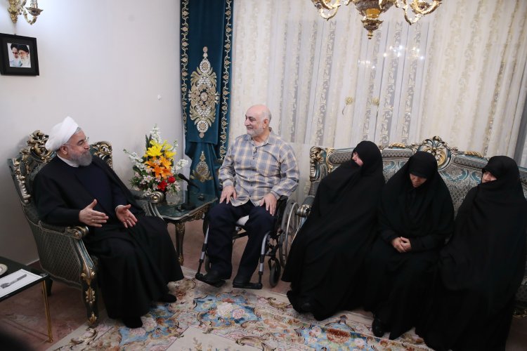 جمهوری اسلامی با رهبری امام (ره)، فداکاری شهدا،  جانبازان و مردم بر همه سختی ها پیروز شد