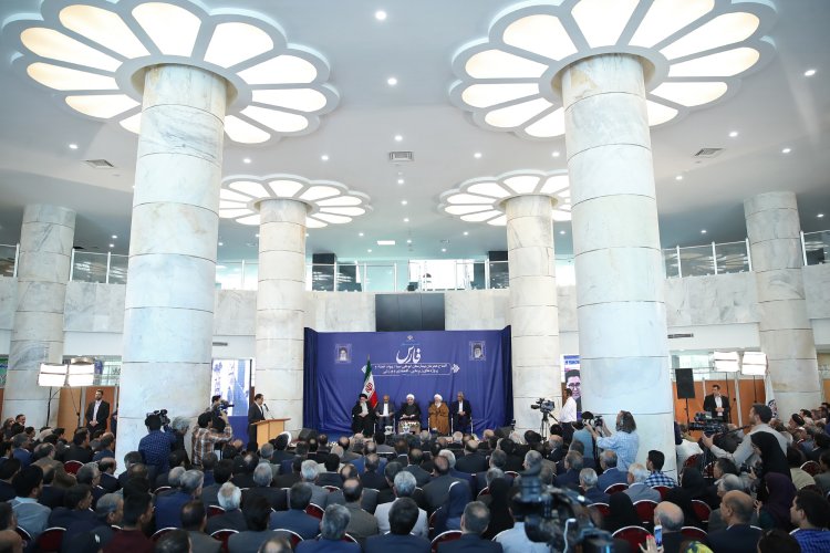 به پزشکان و فعالان بخش سلامت افتخار می کنیم / ساماندهی اقتصاد و اتحاد دولت و ملت بود که ما را در برجام پیروز کرد/ با سرمایه اعتماد مردم می‌توانیم از مشکلات عبور کنیم/ با دروغ به امید ملت لطمه نزنید؛ بگذارید مردم به آینده کشور امیدوار باشند/ اساس سرمایه ما، اعتماد و پیوند دولت و مردم است