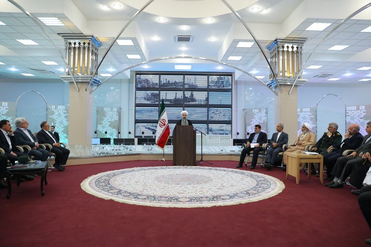 پالایشگاه ستاره خلیج فارس نماد برادری، همکاری و تعامل در ایران اسلامی است/ هر که برای آزادی، استقلال، جمهوریت و اسلامیت نظام کار و تلاش می‌کند، انقلابی است/ هر جا در کنار هم بودیم، پیروز شدیم و هرگاه فاصله گرفتیم، عقب افتادیم/ کشور را باید در کنار هم بسازیم/ تأکید بر ضرورت وجود مدیریت جهادی در انجام اقدامات بزرگ/ تقدیر از قرارگاه خاتم الانبیاء و نقش تأثیرگذار سپاه در حراست از مردم و کشورهای منطقه در برابر تروریست‌ها