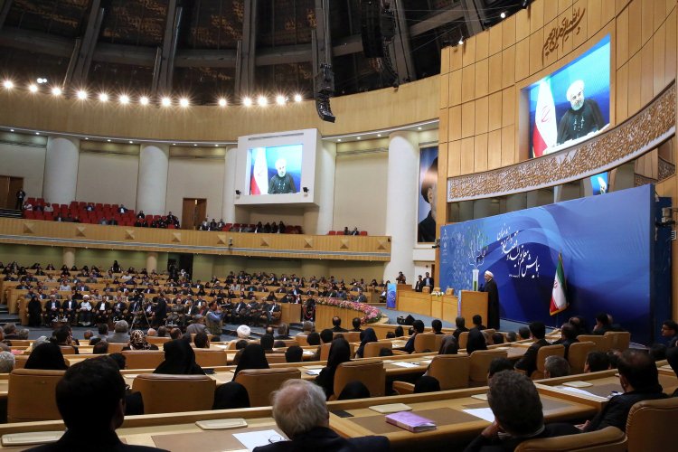 افتخارات و دستاوردهای کشور نتیجه زحمات معلمان است/ از سختی معیشت معلمان نباید نردبان رای ‏ساخت/ راه افزایش خدمات رفاهی افزایش درآمد کشور است/ قدم به قدم بازارهای دنیا را باید تصرف کنیم/ ‏از ابتدا دولت صد در صدی بوده و خواهیم بود/ شکاف بین ملت محل نفوذ دشمن است؛ همه باید از ایرانی ‏بودن احساس غرور کنیم/ فرهنگ ایرانی همزیستی مسالمت آمیز با همسایگان و جهان است