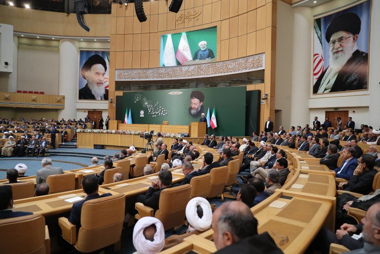 شهید بهشتی معمار بزرگ قوه قضاییه و چهره استثنایی حوزه و مدیریت بود/ دشمن اتحاد و پیشرفت ما را نمی خواهد/در شرایط کنونی اگر دست در دست هم نهیم، قادریم بسیاری از مشکلات را بر طرف کنیم/ مردم کارشان را به احسن وجه انجام دادند، امروز نوبت مسوولین است/ دولت با هدایت رهبری و در کنار سایر قوا تحریم های هسته ای را برداشته است/ در سیاست خارجی باید خصم را به انزوا کشید نه اینکه جبهه خصم را گسترده کرد/ فداکاری ها و خدمات بزرگ دستگاه قضایی نباید با اشکالات کوچک آسیب ببیند