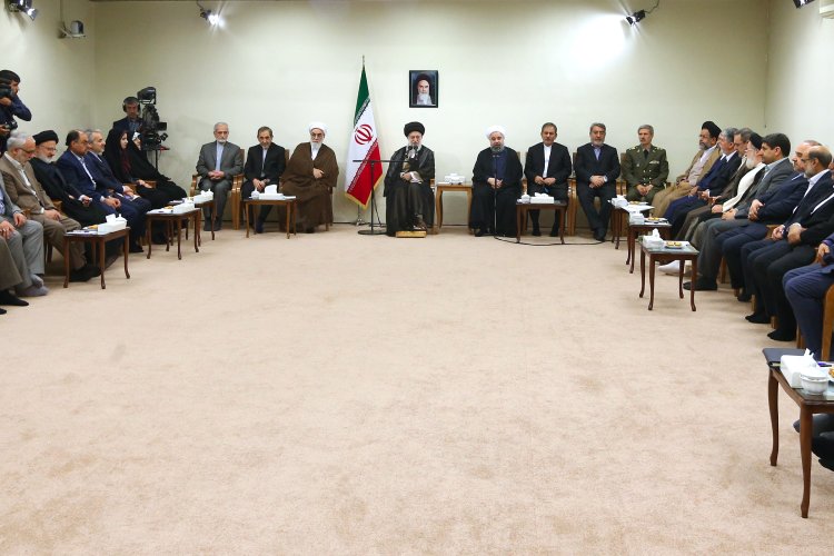 حل مشکل بیکاری هدف اول دولت دوازدهم؛ تلاش می کنیم سالانه بیش از ۹۰۰ هزار شغل ایجاد شود/ برای رسیدن به رشد ۸ درصدی نیازمند ۷۷۵ هزار میلیارد تومان سرمایه‌گذاری جدید در سال هستیم/ تاکید بر لزوم مردمی کردن اقتصاد و اصلاح نظام بانکی/ همه باید برای حل مشکلات کشور به دولت کمک کنند