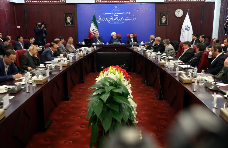 وظیفه همه ما خدمت به دین، انقلاب، کشور و مردم است/ مردم به حق می‌گویند ما را ببینید، به حرفمان گوش کنید و به خواست ما عمل کنید/ حیثیت سیاسی آمریکا در شورای امنیت برای سوء استفاده از حوادث اخیر، از بین رفت/ اینکه خواسته مردم فقط به اقتصاد محدود شود، آدرس غلط و توهین به مردم است/300 هزار میلیارد تومان برای اشتغال جوانان طراحی کرده‌ایم؛ نباید جلوی این هدف را بگیرند/ دسترسی به فضای مجازی نباید دایمی قطع باشد، نمی‌توان به زندگی و کسب و کار مردم بی‌تفاوت بود/ نظام بیمه و مالیات باید متحول شود/ همه باید مالیات بدهند، استثناء معنی ندارد/ ایران باید اولویت اول باشد نه جناح و حزب