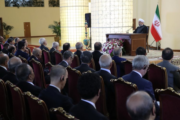 ایران آماده پذیرش سرمایه گذاری، بویژه در بخش نفت، گاز، پتروشیمی، گردشگری و معدن است/ استقلال عدم مداخله دیگران در کشور و روابط منصفانه و عادلانه با جهان ، پیام انقلاب ما بود/ اگر رفتار امریکا با برجام، بازی سیاسی نباشد؛ یک خطای بزرگ تاریخی و استراتژیک است/ آماده همکاری با همه کشورهای منطقه برای توسعه ثبات و امنیت هستیم/ ایران راه حل مشکلات منطقه ای را صرفا سیاسی می داند