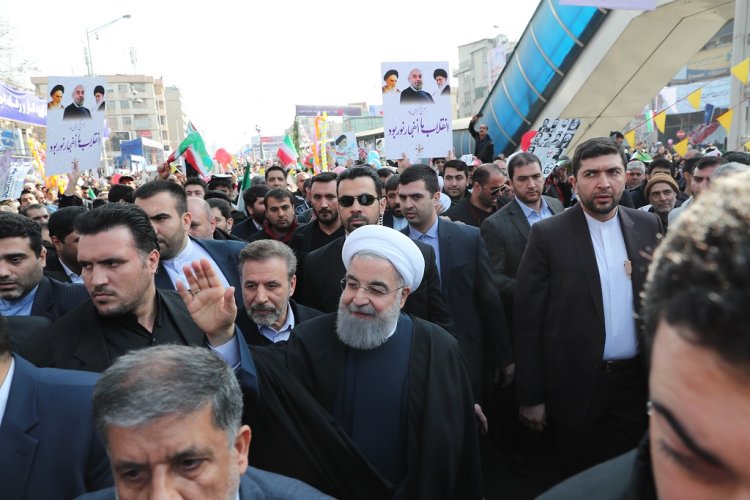 دکتر روحانی به جمع شرکت کنندگان در راهپیمایی با شکوه 22 بهمن پیوست