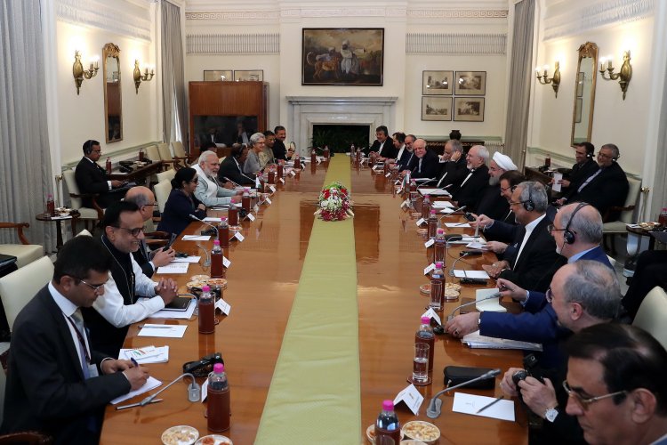 تهران از گسترش و تعمیق روابط همه جانبه با دهلی نو استقبال می کند/ روابط ایران و هند به ضرر هیچ کشوری نیست؛ باید از تمامی ظرفیت ها در راستای منافع و آینده بهتر دو ملت و منطقه، بهره گرفت/تاکید بر مبادلات فرهنگی، ایجاد و تقویت کرسی های زبان فارسی در دانشگاه های هندوستان/ آماده قراردادهای سه جانبه و چندجانبه ایم/ ایران می تواند انرژی مورد نیاز هندوستان را در قالب قراردادهای راهبردی بلندمدت تامین کند