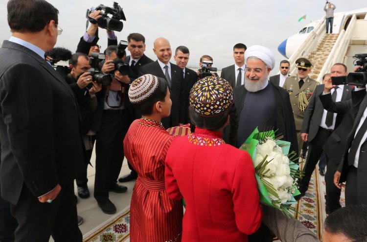 دکتر روحانی وارد عشق آباد شد