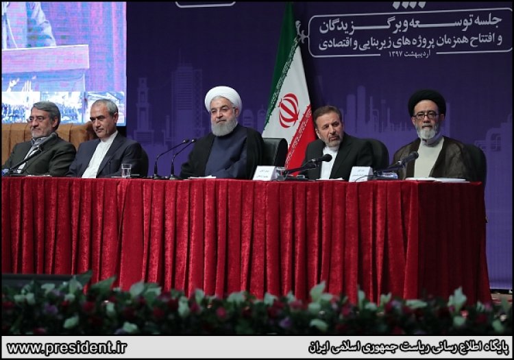 هر کجا مردم باشند، نظام موفق می شود/ جنگ، جنگ اراده ها است؛ نا امیدی از آینده بزرگترین خطر برای یک ملت است/پیمانها را صرفا بر مبنای منافع ملی می بندیم /سیاست خارجی موفق، بالابردن هزینه دشمن است/اگر آمریکا برجام را زیر پا بگذارد؛ بالاترین هزینه را برای او، و پایین ترین هزینه را برای ما خواهد داشت /ملت ایران از هر زمان دیگر آماده تر و متحدتر است/طرح جدید ارزی دولت مورد حمایت تمام ارکان و قوای سه گانه است