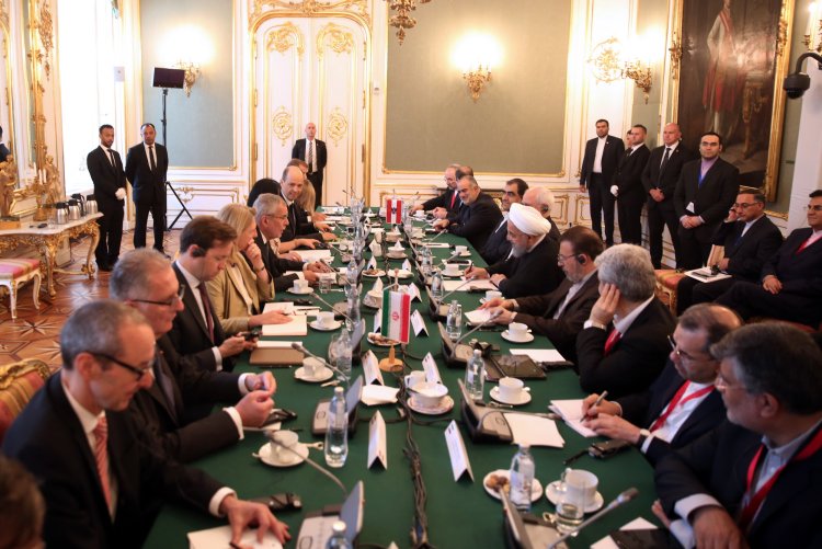 از توسعه بیش از پیش روابط با وین استقبال می کنیم/ ملت ایران اجازه نمی دهد سیاستهای غلط آمریکا بر روابط تهران با جهان اثر بگذارد/ جهان و اروپا با صراحت و برای حفظ هویت خود در برابر یکجانبه گرایی دولت آمریکا بایستند/ مبارزه ایران با تروریسم، امنیت آفرین و به نفع منطقه و جهان بوده است/ ایرانیان مقیم اتریش، بزرگترین سرمایه برای توسعه روابط دو کشور هستند