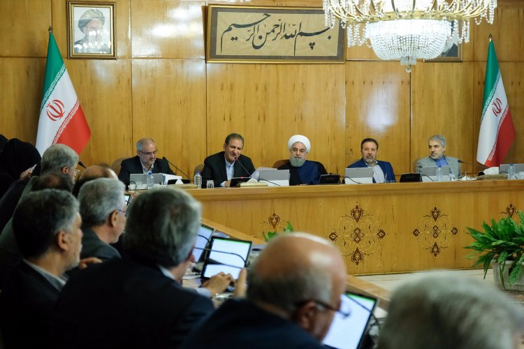 عبدالناصر همتی رئیس کل بانک مرکزی شد / تبریک رئیس جمهور به آقای همتی و تشکر از اقدامات دکتر سیف/ تصویب آیین نامه اجرایی مربوط به واگذاری تعدادی از واحدهای مسکن مهر به مستمری ‌بگیران کمیته امداد و سازمان بهزیستی