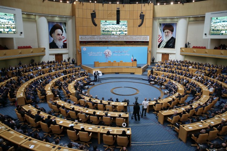 امروز جنگ، جنگ اقتصادی و تبلیغاتی است و دولت در صف مقدم این جنگ است/ روز آزمایش بزرگ ملی است؛ کسی فکر نکند با علیه دولت سخن گفتن محبوب می شود/زمان خدمت رسانی باید کوتاه و دقیق شود/ بخشی از التهاب بازار ارز مربوط به فشار آمریکا، اما برخی از التهابات داخلی است/ بهترین الگو برای دولتمردان، شهیدان رجایی و باهنر هستند/ زنان و جوانان باید در پشت میزهای مدیریت مستقر شوند