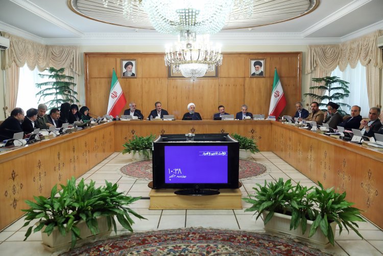  دولت با همه توان به دنبال ایستادگی در برابر فشارها، تامین منافع کشور و حل مشکلات مردم است/ اینکه بگویند دولت می‌خواهد از بالا رفتن ارز، ریال به دست بیاورد، دروغ و تهمت است/ آمریکایی ها تمام کارهایی که قرار بود در آبان انجام دهند را شهریور و مهر انجام دادند/ قیمت ارز باید واقعی و متعادل بماند / رسانه‌ها پیام یأس‌آور به جامعه ندهند / مردم دنبال خرید و فروش‌های ریسک‌دار نباشند/ چهلمین سال پیروزی انقلاب را شکوهمندتر از 39 سال گذشته جشن خواهیم گرفت