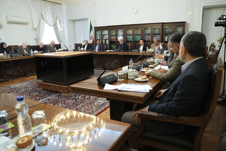 با برنامه ریزی های دقیقی که انجام شده، آمریکا در بلند مدت قادر نیست به سیاستهای ضدایرانی خود ادامه دهد/ به آینده بهتر ، بسیار امیدوارم/ باید امید در جامعه و سرمایه اجتماعی را بیش از پیش تقویت کنیم/ در کنار ابراز نگرانی های بحق ، برای رفع این نگرانی ها  نیز راه حل و پیشنهادات عملیاتی ارائه شود/ دولت طرحهای گسترده ای برای مقابله با جنگ روانی و اقتصادی دشمنان و رفع مشکلات دارد/ در هیچ شرایطی و به رغم تحمل سختی ها، خلق پول و یا استقراض از بانک مرکزی نکردیم/ هیچ مشکلی در تامین کالاهای اساسی نخواهیم داشت